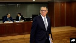  El exvicepresidente de Ecuador, Jorge Glas, ingresa a la sala del tribunal para su audiencia en la Corte Suprema para apelar su sentencia de seis años de prisión por asociación ilícita en relación con el escándalo de Oderbrecht en Quito, Ecuador, el 23 de mayo de 2018. 
