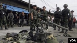 Pasukan penjinak bomThailand menginspeksi lokasi ledakan bom.