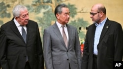 资料照片：2024年7月23日，中国外长王毅在北京钓鱼台国宾馆为巴勒斯坦各派主持“和解对话”。左为法塔赫副主席马哈茂德·阿卢尔(Mahmud al-Aloul)，右边是哈马斯高级成员穆萨·阿布·马尔祖克(Mussa Abu Marzuk)。