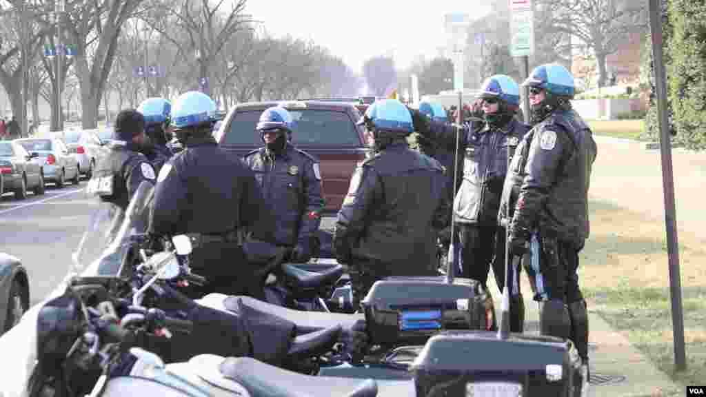 Des policiers encadrent la marche contre les bavures policières à Washington près du Capitol.