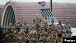 Tentara Amerika menunggu Presiden AS Donald Trump (tidak tampak dalam gambar) berpidato di Pangkalan Udara Osan, Korea Selatan, 30 Juni 2019. (Foto: Ed Jones/Pool via REUTERS)