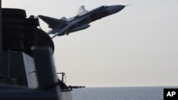 Pesawat jet Rusia Sukhoi Su-24 tampak terbang dekat sekali dengan kapal perusak AS USS Donald Cook yang berada di Laut Baltik (foto: dok).