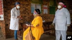 Une femme sud-africaine passe un test COVID-19 à la clinique Ndlovu de Groblersdal, à 200 km au nord-est de Johannesburg, le 11 février 2021.