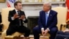 Francuski predsjednik Emmanuel Macron govori dok predsjednik Donald Trump sluša tokom sastanka u Ovalnoj kancelariji Bijele kuće u Washingtonu, 24. februara 2025.