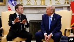Madaxweyne Emmanuel Macron iyo Madaxweyne Trump oo ku sugan Aqalka Cad.
