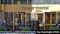 Miembros de la unidad antiterrorismo de la Ciudad de Nueva York resguardan la Torre Trump, en esta foto de Noviembre 14, 2016.