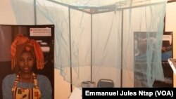 La moustiquaire Olysetplus exposée à la conférence internationale sur les maladies transmises par les moustiques à Yaoundé, le 23 septembre 2019. (VOA/Emmanuel Jules Ntap)