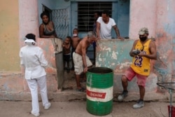 Una enfermera visita a una familia en La Habana, Cuba, en plena crisis sanitaria por la pandemia. [Archivo]