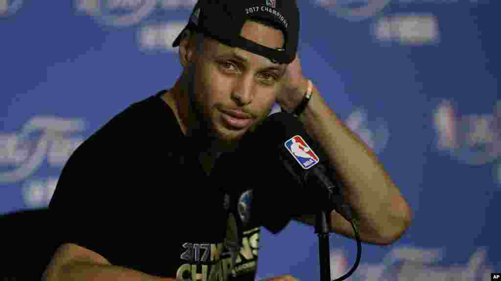 Stephen Curry parle lors d'une conférence de presse à Oakland, en Californie, le 12 juin 2017.