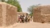 Des habitants de Zibane-Koira Zéno, un village de la région de Tillabéri se tiennent dans le village lors d'un meeting le 12 mai 2020, après une attaque d'hommes armés quatre jours auparavant.