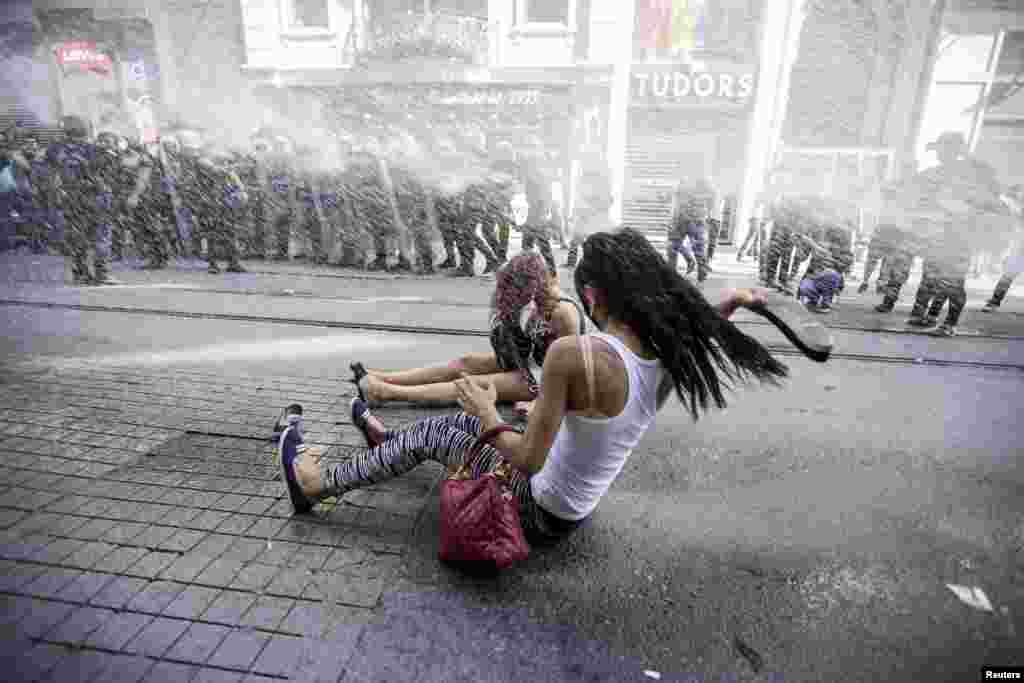 Polisi anti-huru hara menembakkan meriam air ke arah para aktivis LGBT dalam pawai Gay Pride di Istanbul, Minggu (28/6). (Reuters/Kemal Aslan)