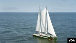 Su viaje en la historia se vio interrumpida por dos minas magnéticas en 1985, cuando los políticos asustados de París ordenaron a los agentes franceses a hundir el barco en Nueva Zelanda.