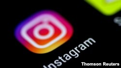 Vista del logo de Instagram en un teléfono celular.