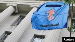 El emblema del Departamento de Justicia de los Estados Unidos cuelga en su sede, en Washington DC, el 10 de mayo de 2021.
