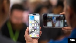 Фото: Apple iPhone 15 Pro на виставці в Каліфорнії, 12 вересня 2023 року. (Photo by Nic Coury / AFP)