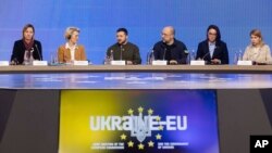 Presiden Ukraina Volodymyr Zelenskyy dan PM Ukraina Denys Shmyhal serta para pejabat Uni Eropa menghadiri pertemuan menjelang KTT UE-Ukraina di Kyiv, Ukraina, Kamis, 2 Februari 2023. 