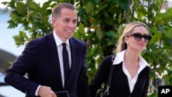 Hunter Biden llega a un tribunal federal acompañado de su esposa, Melissa Cohen Biden, el lunes 10 de junio de 2024, en Wilmington, Delaware, EEUU.