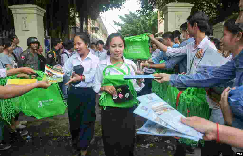 បេក្ខជនប្រឡងបាក់ឌុបចេញពីបន្ទប់ប្រឡងនៅថ្ងៃបញ្ចប់របស់គេនៅវិទ្យាល័យព្រះយុគន្ធ នៅថ្ងៃអង្គារ ទី២៣ ខែសីហា ឆ្នាំ២០១៦ នៅរាជធានីភ្នំពេញ។ (ឡេង ឡែន/VOA)
