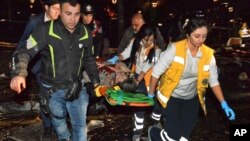 Para petugas medis mengangkut korban yang terluka dalam ledakan di Ankara, Turki hari Minggu (13/3).