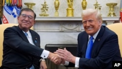 美国总统唐纳德·特朗普在白宫椭圆形办公室会见日本首相石破茂。(2025年2月7日)