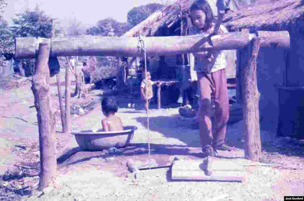 រូបភាពកុមារតូចៗនៅជំរំ នង សាម៉េត នៅខែមករា ឆ្នាំ១៩៨២។ (ដោយលោក Jack Dunford)