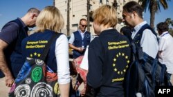 Les observateurs arrivent dans le cadre du déploiement de 44 observateurs à long terme de la mission d'observation électorale de l'Union européenne dans la capitale Harare, le 23 juin 2018.