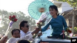 缅甸民主运动领导人昂山素季2月26号在竞选活动中接受支持者的鲜花
