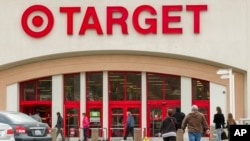 Para pengunjung tiba di toko Target di Los Angeles Kamis (19/12). (AP/Damian Dovarganes)