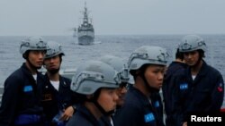 资料照：台湾基隆号导弹驱逐舰和海军舰艇在花莲附近参加军事演习。（2019年5月22日）