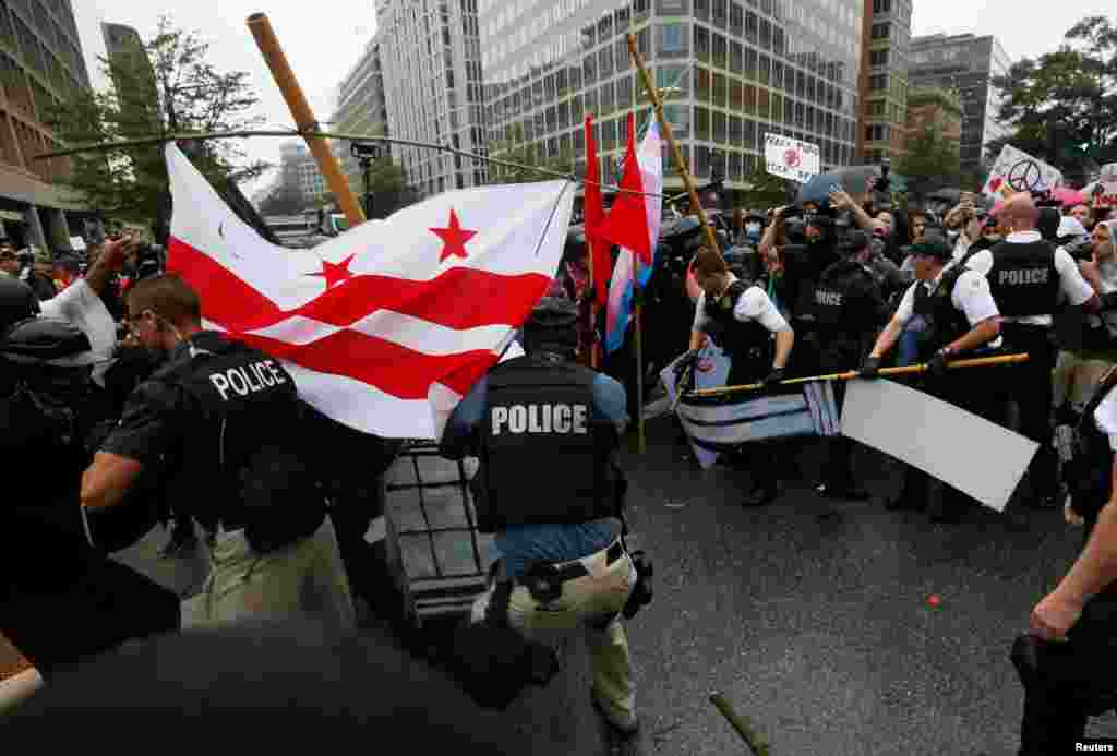 U.S. Secret Service uniformed officers clash with anarchists and antifa counter-protesters trying to block white nationalists from departing their rally across from the White House marking the one year anniversary of the 2017 Charlottesville ‘Unite the Right’ protests in Washington, U.S., August 12, 2018.