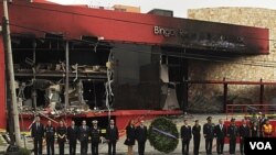 Presiden Meksiko Felipe Calderon menghadiri upacara menghormati korban tewas serangan atas Casino Royale di kota Monterrey, Meksiko utara (26/8).