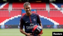 Neymar avec son maillot du Paris Saint-Germain lors de sa présentation au public le 4 août 2017