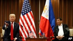 美国总统川普和菲律宾总统杜特尔特在东盟峰会间歇举行双边会晤。（2017年11月13日）