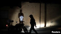 Miembros de la Fuerza de Acción Especial (FAES) de la Policía Nacional de Venezuela detienen a personas durante un patrullaje nocturno, en Barquisimeto, Venezuela. Septiembre 20, 2019.