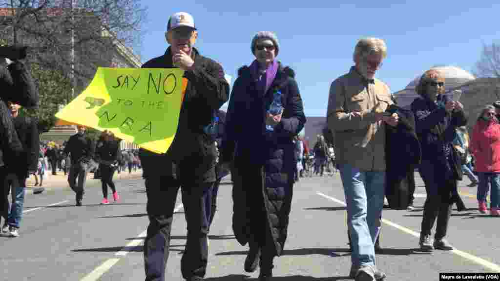 Des manifestants avec des pancartes indiquant : Dites non au NRA (National Rifle Association), le puissant lobby des armes, à Washington DC, 24 mars 2018.
