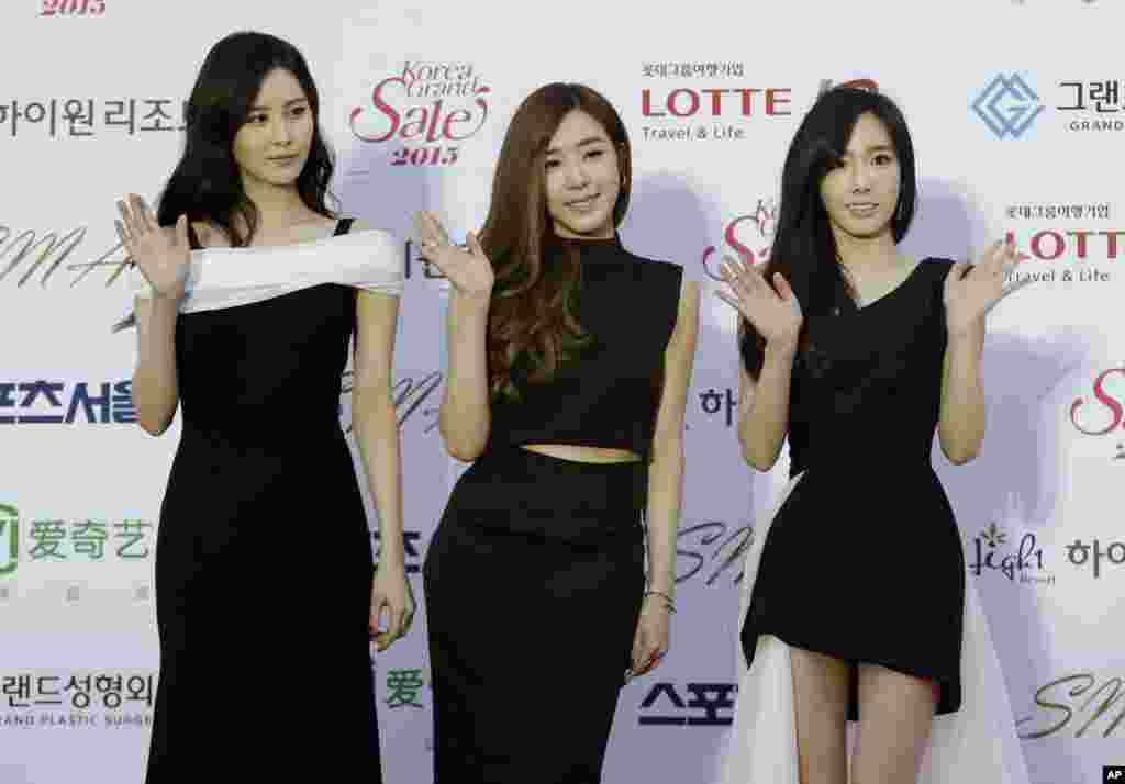 “少女时代”演唱队成员:右起:金泰妍,Tiffany,Seohyun(2015年1月22日)。在网民纷纷表示“国家面前无偶像”“国家面前无Idol”“国家面前无爱豆”的时候, 网络小说作家猫腻(代表作《择天记》、《庆余年》、《将夜》) 在微博上说:“在偶像与祖国之间,当然是我爽不爽更重要......就算金泰妍是个纳粹,我愿意喜欢她也是我的事!” 作家猫腻为此惹火上身,后来道歉。 而金泰妍的粉丝和辩护者则说对方过于敏感,小题大做了。有人声称“坚持泰妍不动摇”“堂堂正正金泰妍”。双方中的激进派互相称对手“脑残粉”“脑残黑”。