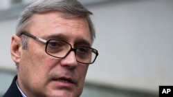 Pemimpin oposisi dan mantan perdana menteri Rusia Mikhail Kasyanov berbicara pada media di Moskow (28/2). (AP/Pavel Golovkin)