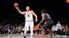 Nikola Jokic (15) de Denver passe le ballon contre l'attaquant de Brooklyn Noah Clowney (21), USA, le 29 octobre 2024.