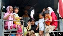 Pengungsi Rohingya yang terdampar di Sumatra dibawa ke penampungan sementara di Seunuddon, Aceh, Indonesia, 10 Mei 2015.