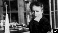 Marie Curie fue la primera mujer en ganar el Premio Nobel en 1903, gracias a sus avances en la investigación de la radioactividad. 