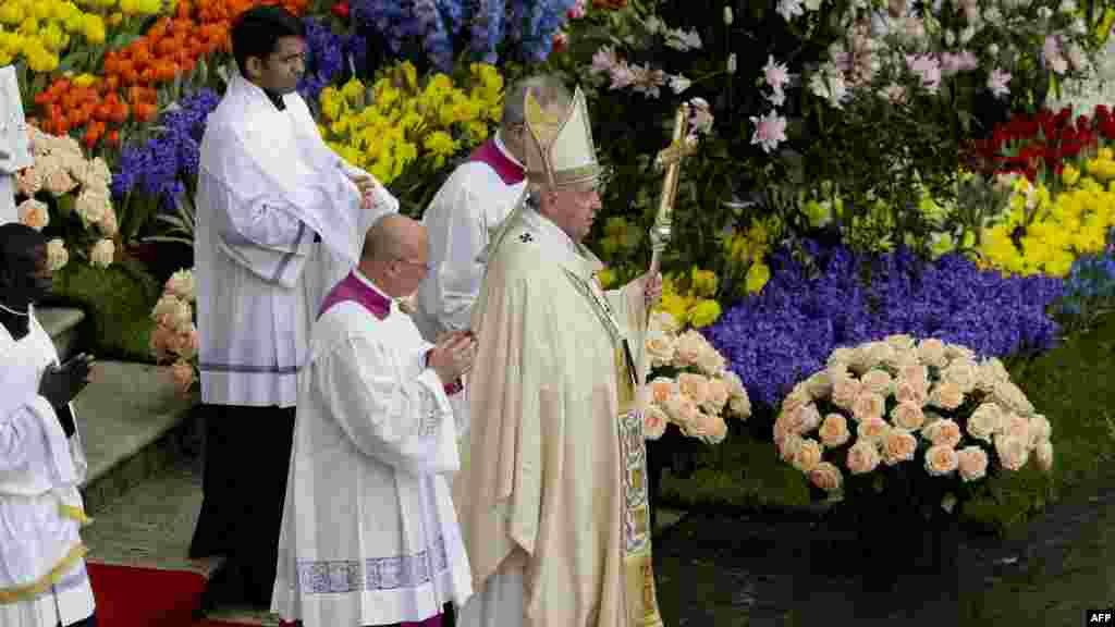 Le pape Francis marche sur la place Saint-Pierre, au Vatican, avant la messe de Pâques, le 16 avril 2017.