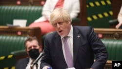 英國首相約翰遜在倫敦的英國議會眾議院講話。 （2021年7月7日）