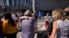 Una mujer recibe un abrazo a su llegada al aeropuerto internacional de Ezeiza en las afueras de Buenos Aires, el lunes 21 de diciembre de 2020.
