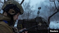 Американська гаубиця M109A5 Paladin у 92-й окремій штурмовій бригаді. Бахмут, 16 січня 2024. REUTERS/Inna Varenytsia