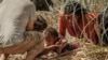 Migrantes que cruzaron a EEUU desde México pasan bajo alambre de púas a las orillas del río Bravo, el jueves 21 de septiembre de 2023, en Eagle Pass, Texas. Fotógrafos de The Associated Press fueron galardonados con el prestigioso Premio Pulitzer de periodismo.