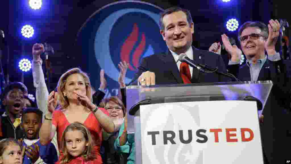 Le sénateur du Texas, Ted Cruz, candidat aux primaires républicaines, s'adresse à la foule de ses partisans lors de la soirée du "Super mardi", é Stafford, Texas, 1er mars 2016.