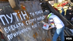 Pemuda Ukraina menentang Putin.