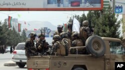 Pejuang pasukan khusus Taliban tiba di Bandara Internasional Hamid Karzai setelah penarikan militer AS, di Kabul, Afghanistan, Selasa, 31 Agustus 2021. 