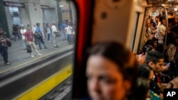 Varias personas viajan en el metro en Caracas, Venezuela, el jueves 6 de julio de 2023. (Foto AP/Matias Delacroix)