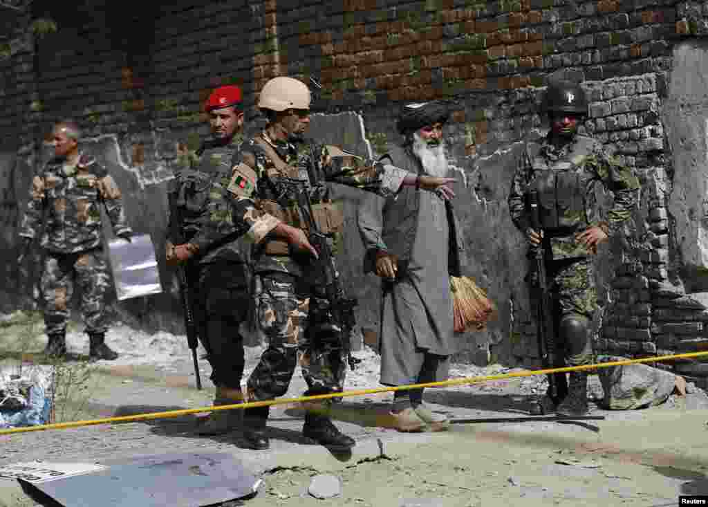 Afg'on askarlari portlash yuz bergan hududni nazorat qilmoqda, Kobul, 2-iyul, 2014-yil. 